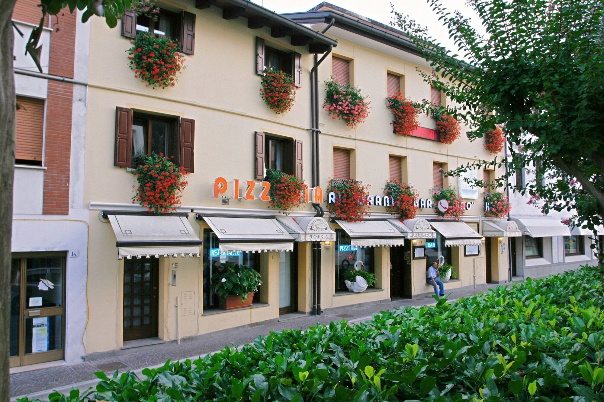 Hotel Ristorante Cigno - Camere And Aparthotel Latisana Luaran gambar
